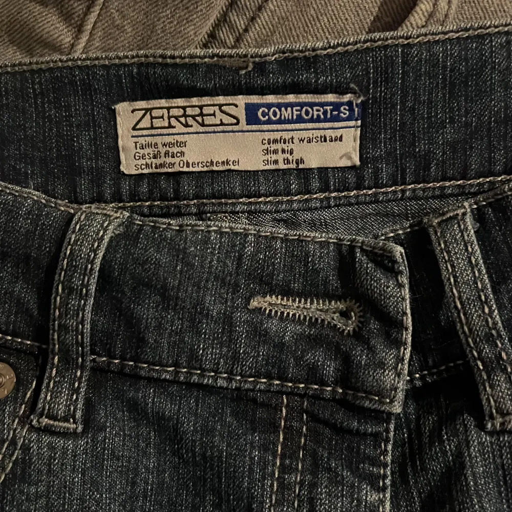 Så snygga straight/bootcut jeans med finaste detaljen på rumpan:) skriv vid intresse, fler bilder eller frågor💕Dom är för korta för mig som är 175, passar nog någon som är kortare än 170 skulle jag gissa. Midjemått:85cm. Jeans & Byxor.