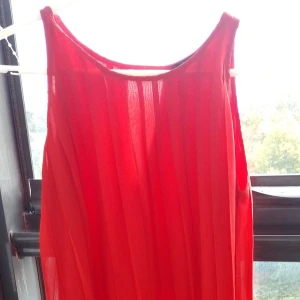 Klänning - En klänning som är helt ny oanvänd den är lite öppen på ryggen som man kan se på bilden och fram är den stängd den är inte så lång som den ser ut på bilden denna draperad den går ungefär till knäna den ligger bara och skräpar i garderoben just nu