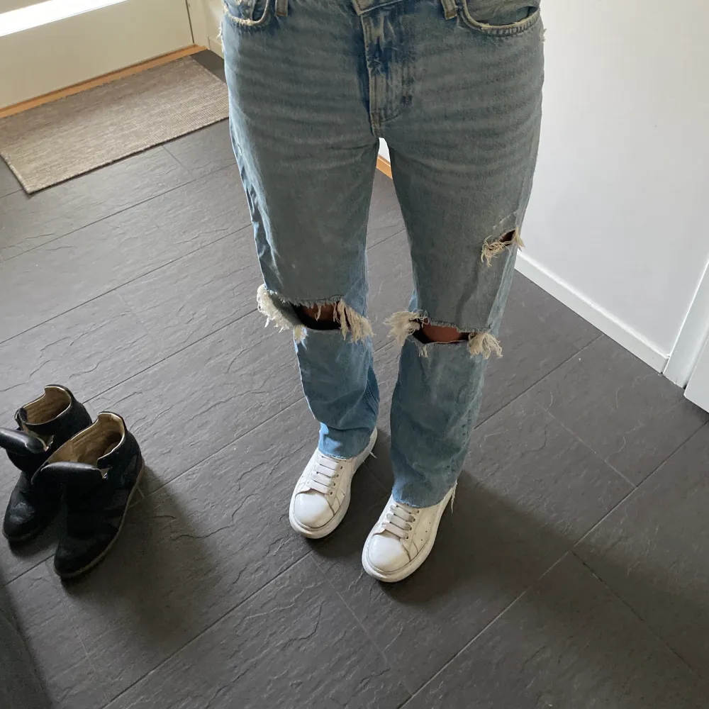 Straight jeans med slitna detaljer. Väldigt eftertraktade från Zara men slutsålda! En av mina favoriter men kommer tyvärr inte till användning längre. De är i väldigt bra skick, ser ut som nya. Jag är 170 ❤️🕺🏽. Jeans & Byxor.