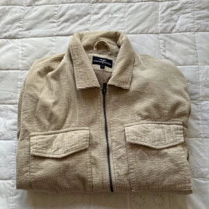 Beige manchester jacka/overshirt - HAMPTON REPUBLIC - Fräsch jacka/overshirt får HAMPTON REPUBLIC Väldigt najs men köpte fel färg.. Storleken XL är lite oklar, är själv 180 och den sitter rätt najs, typ mittemellan oversized/avslappnad Leverans alternativ kan diskuteras vid intresse! :)