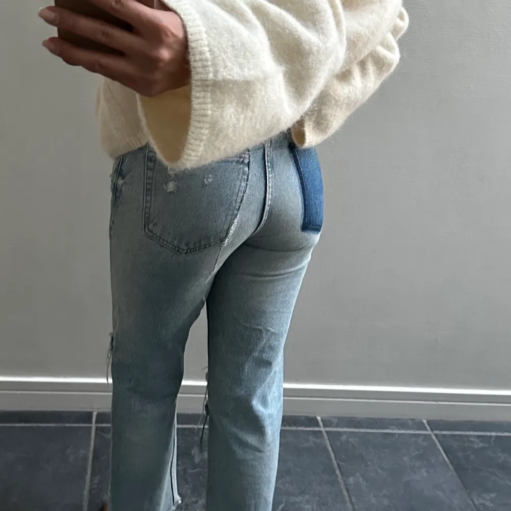 Säljer dessa jeans. Har klippt av ena fickan där bak som syns på sista bilden. Har inga fler bilder & fraktar helst🫶🏾Storlek 32, men passar 34!. Jeans & Byxor.