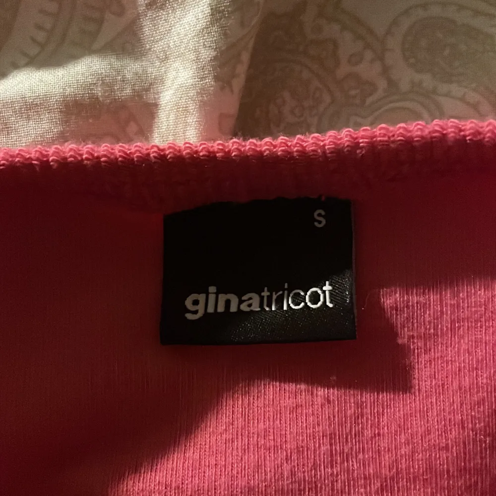 Så så fint linne från Gina! Lite stort i storleken men passar nog bra på s-m💞 köparen betalar frakt!. Toppar.