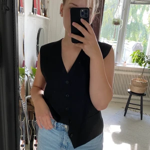 Väst - Snygg kostyväst som sitter fint oversized. S i herrstorlek från Dressman, skulle säga det är en M/L i damstorlek ☺️ Fraktpris kan diskuteras 
