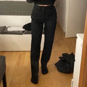 Kostymbyxor/ svarta byxor - Sjukt snygga svarta kostymbyxor/byxor från mexx i stl 32. Säljs för jag har liknande som jag använder mer. Utan minsta tecken på användning💕 