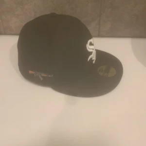 New era - Säljer min new era keps för att den va för liten  Köpte den för 600 på hatstore  De är använd 1 gång   