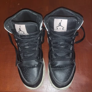 Jordan 1s - Jordan 1s svarta,vita och rosa stolek 39 jätte fina har tyvärr blivit lite små så sköna!😍