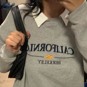 T shirt - T shirt med krage köpt på shein som inte kom till användning. Perfekt att ha under en tröja om man vill ha lite krage. Annars fin som den e.