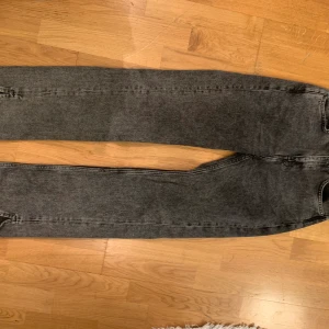 Gråa raka jeans - knappt använda