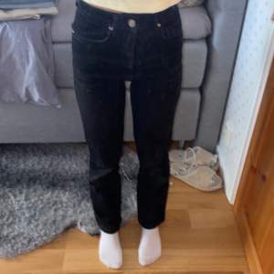 Högmidjade svarta straight jeans i storlek 24 (stretchiga) från Bikbok. Köpta för 600 och forfarandei  bra skick. Säljer pågrund av att de har blivit korta åt mig💘skriv för fler bilder.