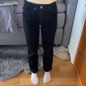Straight jeans från Bikbok  - Högmidjade svarta straight jeans i storlek 24 (stretchiga) från Bikbok. Köpta för 600 och forfarandei  bra skick. Säljer pågrund av att de har blivit korta åt mig💘skriv för fler bilder.