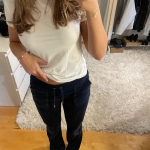 Mörkblå juicy couture byxor  - Säljer mina fina mörkblåa juicy couture mjukis byxor i storlek XS. Köpta förra julen, sparsamt använda. Köparen står för frakten 66kr spårbar 