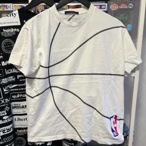 Louis Vuitton x NBA - Storlek Small. 8/10 skick.