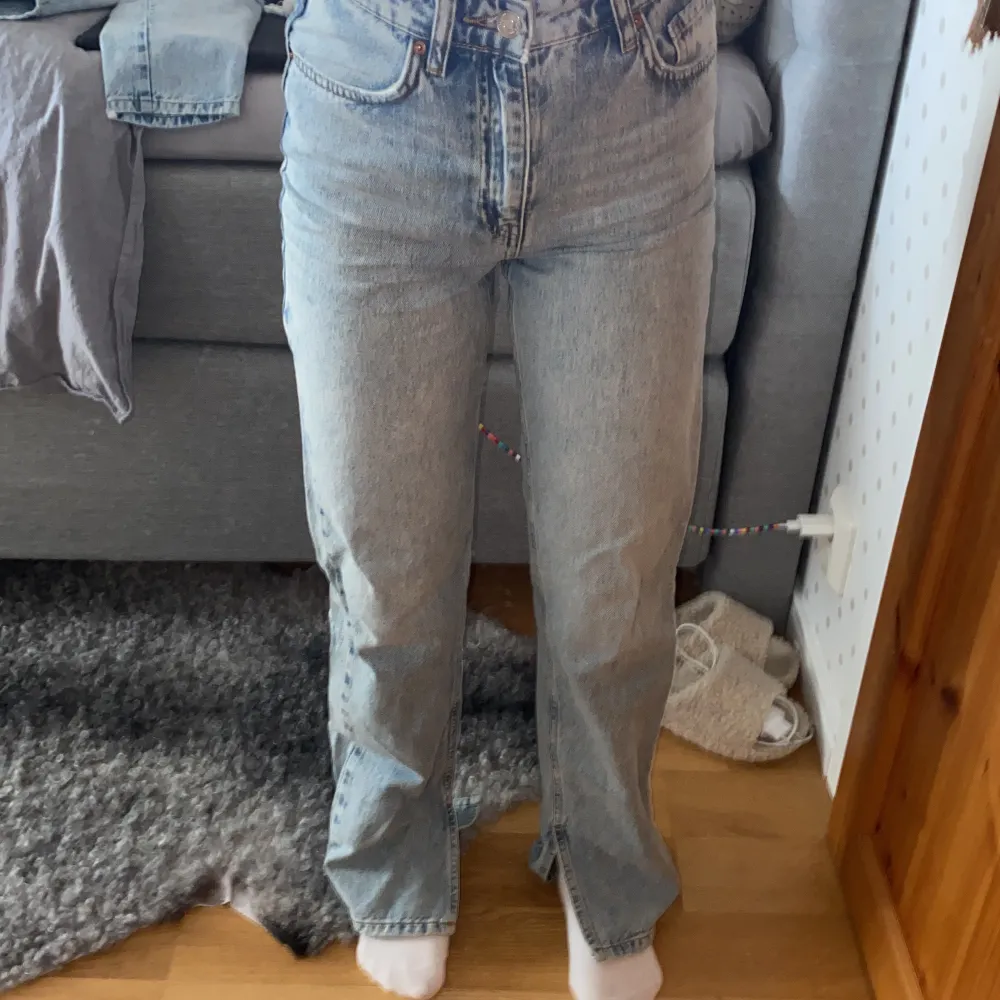 Blåa jeans med innerslits ifrån Young Gina!! Bra kvalite, säljer pga lite långa åt mig🤍Köpta för 400 men pris kan diskuteras, skriv för fler bilder. . Jeans & Byxor.