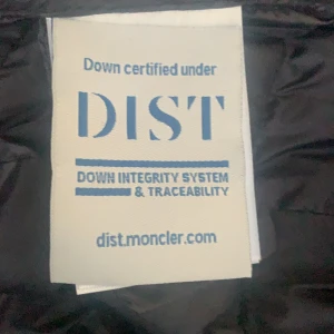 Moncler - Säljer den på grund av storleken 