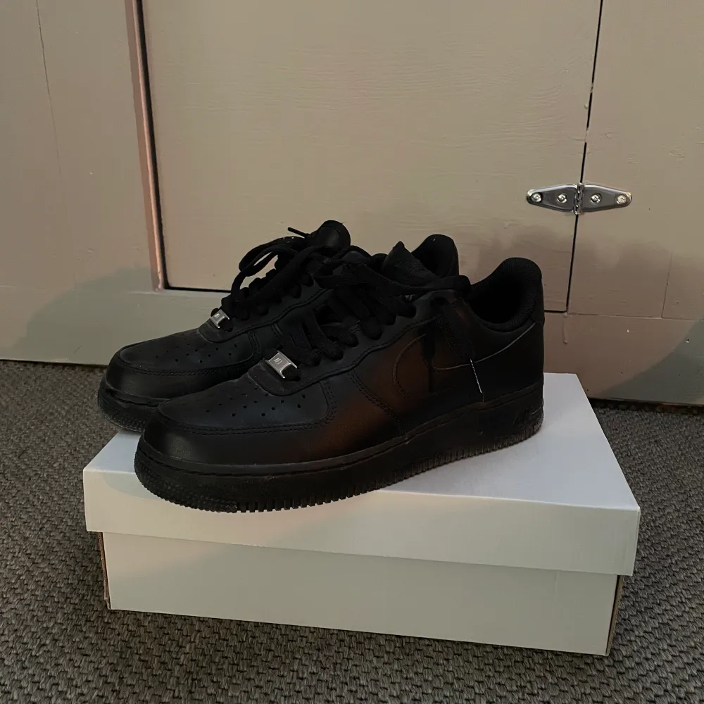 Nike Air Force 1 i nyskick, endast använda ett fåtal gånger. (Storlek 42). Skor.