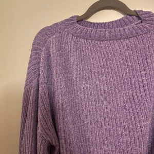 Lila stickad tröja - En jättefin lila stickad tröja som absolut inte sticks, materialet är superskönt 🤍 den är i S/M men passar även xs! Den är använd väldigt få gånger så är i ett jättebra skick💕 skriv för fler bilder och vid intresse! Frakt tillkommer 🫶🏼