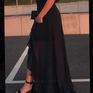 Balklänning - Hej! Säljer en av mina fina balklänningar. Den är köpt på Gina Tricot i storlek 40. Den är ganska liten i storleken så passar 38. Har endast använt den en gång🤍  Skriv för fler bilder🤍