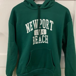 Grön hoodie  - Knappt använd grön hoodie. Ena snöret i luvan är lite slitet