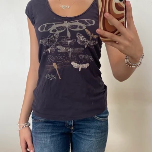 Y2k tröja - En tröja från 2000s talet som är jättefin. Det har 3 supersmå hål vid en av fjärilarna. Men syns ej då paljetterna är i vägen❤️