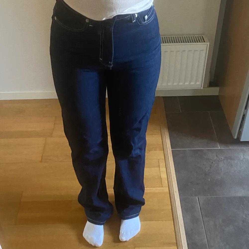 Super snygga jeans som inte är använda mer än 3-4 ggr pågrund av för små för mig. Köparen står för frakt!!. Jeans & Byxor.