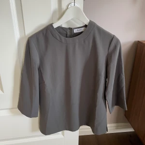 Stylein blus - Blus från Stylein i S, den är grön men kameran fångar inte riktigt upp det, på sista bilden är den bredvid en grön filt som den lite liknar i färgen🤍 blusen har trekvartsärmar!