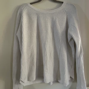 Stickad vit tröja - En lite längre stickad vit tröja i M. Skriv för mer info och fler bilder ❤️❤️❤️ säljer billigt!!! Men pris kan ändå alltid diskuteras ❤️