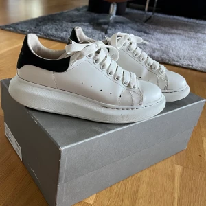 Alexander mcqueen sneakers - Säljer mina mcqueens då de ej kommer till användning längre. Jätte fina skor trots användning. De är använda en del så därmed priset 💓 storlek 38,5. Tvättas såklart upp innan köp! Äkthetsbevis finns☺️