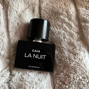 Säljer min caia parfym ”la nuit” då jag har en likadan. Knappt använd, som man ser på andra bilden. Doftar sååå gott! 😍klicka inte på köp direkt! Via swish sker det! 