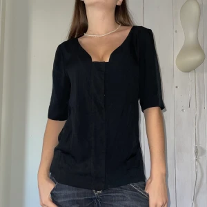 Whyred  - Säljer denna snygga blus, då den inte kommer till användning. Använd en gång. Köparen står för frakt💕