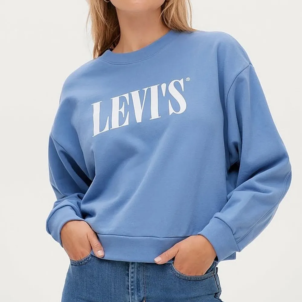 säljer denna fina Levi’s sweatshirt. Fick i julklapp och har aldrig använt då det inte är min stil riktigt. Jätte bra skick 💞 ord pris 749kr. Tröjor & Koftor.
