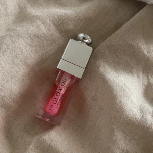 Dior lip oil  - Intressekoll på den populära läppoljan från dior i färgen 001. endast testad, köpt på kiks för två dagar sedan. Nypris: 400kr Pris kan diskuteras.