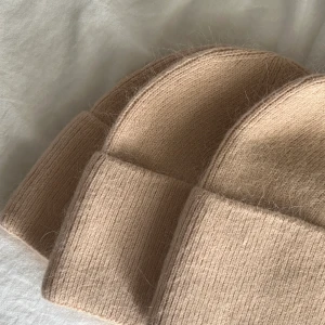 Beige mössa  - Beige mössa, material : Kashmirmix och bomull. Supersköna! 299kr/st få kvar i lager!!! 