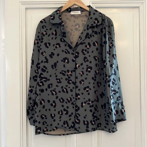 Blus/skjorta från by malina - Grön blus/skjorta från by malina i mycket gott skick.