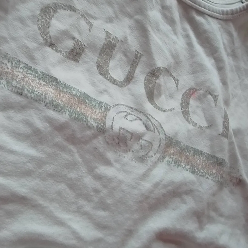 Det här är en äkta Gucci t shirt som inte kommer till användning. Det är en magtröja. Den har ett väldigt stretchigt material.. T-shirts.