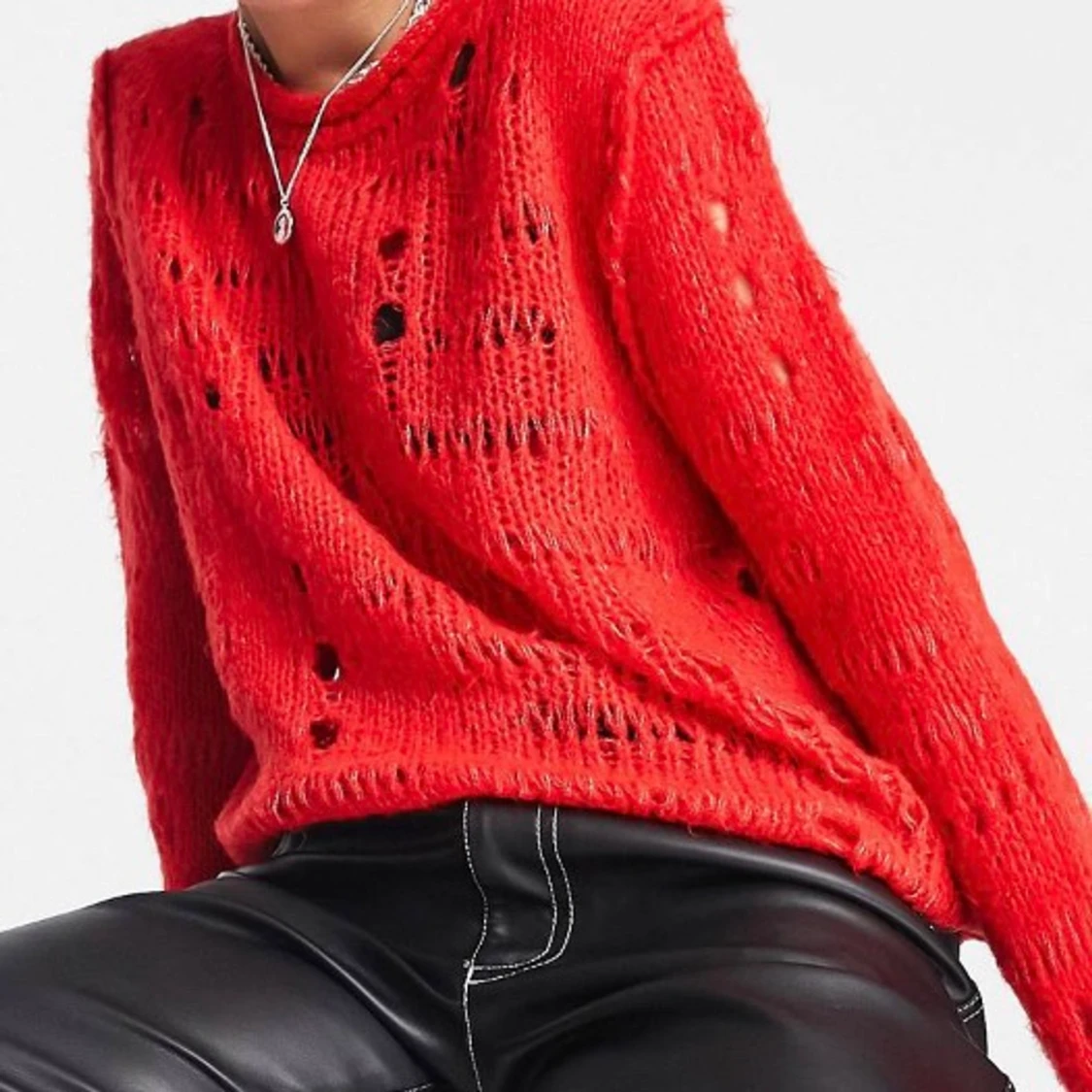 Röd hålig tröja