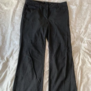 Kostymbyxor - Kostymbyxor från H&M i storlek 40. Frakt tillkommer.