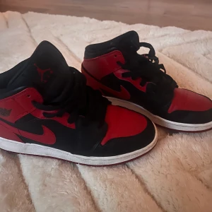 Jordan 1 - Röda jordans som inte används längre, sparsamt använda så fint skick! Priset kan diskuteras