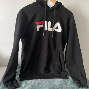 Fila hoodie - Lite stor på mig sitter löst i modellen ,snygg och stilren för övrigt,storlek S! Ett riktigt fynd !