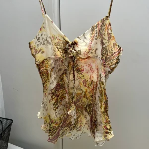 Unikt linne - Jag vill typ gråta för att detta linne inte passar mig😭ett coolt och unikt linne i ett väldigt lätt och flowigt material. Skulle säga att den är mer färgglad än på bilderna! Står ingen storlek men gissar på L🫶 bra skick! kontakta mig om ni har frågor💋