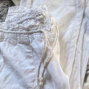 Linnebyxor  - Säljer mina jättefina linnebyxor från Roxy, köpta i somras och använda ett fåtal gånger. Storlek XL men jag brukar ha M/L och de sitter perfekt på mig🥰 köpta för 549kr.