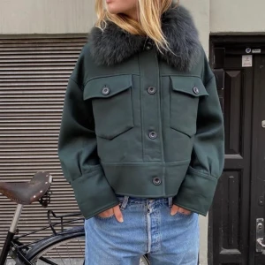 Meotine  - Säljer min Charlie jacket från Meotine i färgen grön då den tyvärr inte passade. Helt slutsåld på hemsidan! HELT OAVNÄND! Nypris 2800! KÖP DIREKT för 3200kr