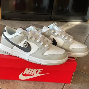 Nike dunk grej lottery pack  - Dead stock skick (aldrig använda) skorna är i bästa skick och helt nya från StockX. Har kvitto och allt så skriv till mig för mer bilder och annat:)
