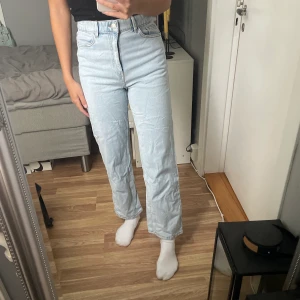Jeans - Mjuka stretchiga jeans från Lindex i storlek 34💙