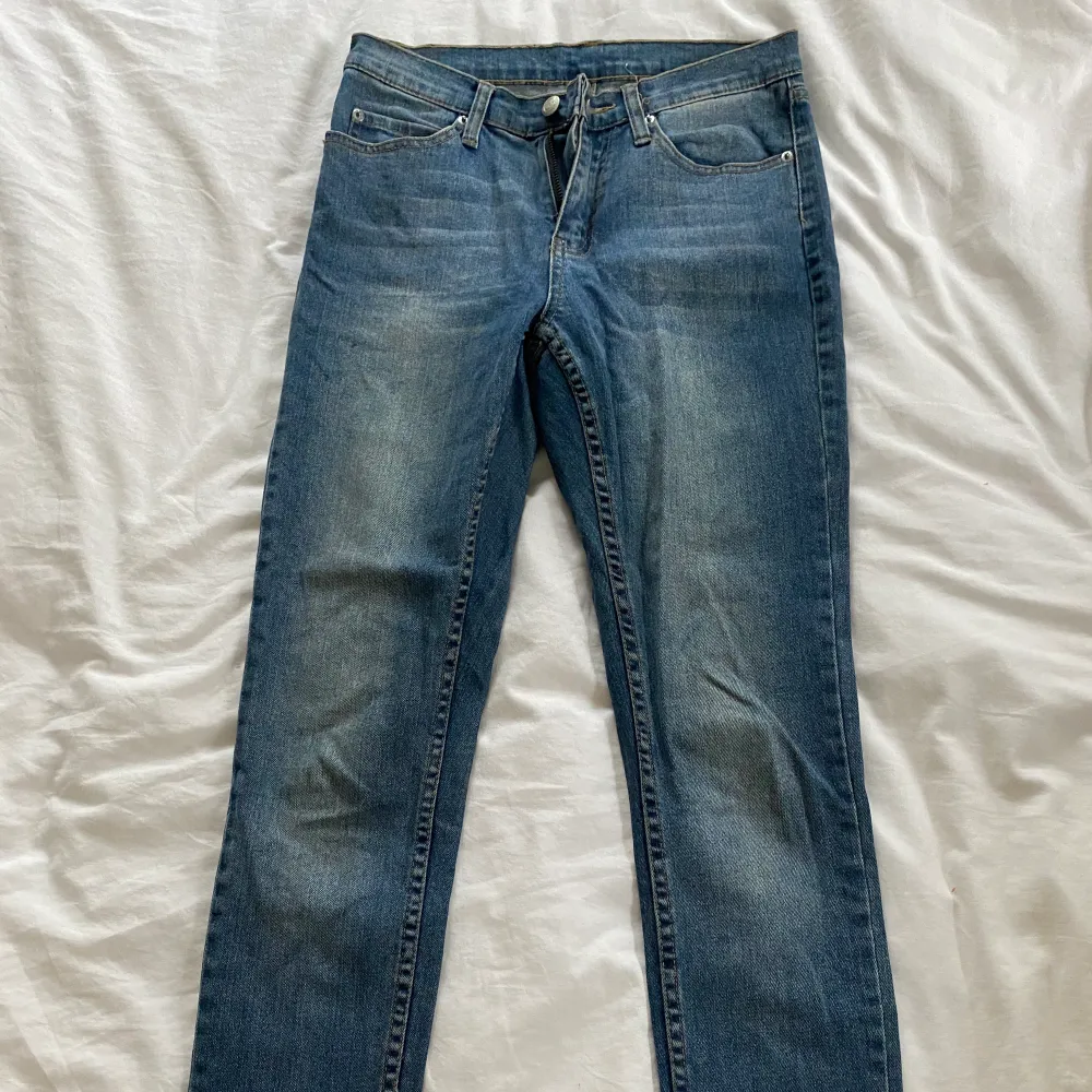 helt oanvända blå jeans från weekday med regular waist, straight leg W: 25 L:32. Jeans & Byxor.