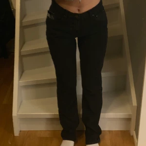 Jeans - Ett par supersnygga svarta långa jeans från Nelly. Helt oanvända med prislapp kvar. Nypris 599kr. Strl 36. 🖤