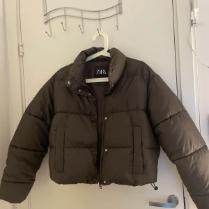 Brun jacka  - Helt oanvänd jacka från zara som jag säljer för 350 kr i storlek s