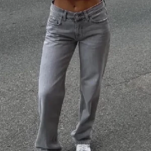 Slutsålda jeans från Gina  - Säljer dessa helt slutsålda jeans från Gina Tricot i storlek 34😍Knappt använda och supersnygga (lånade bilder!)