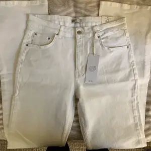 Vita bootcut jeans från Gina tricot. Inte använda då det är fel storlek för mig. 😊 Ordinarie pris:400kr
