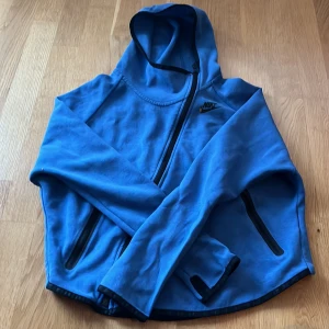 Nike Hoodie med luva. - Hej jag har bara använt den här 1 gång den är i bra skick den har inga hål i eller fläckar💙