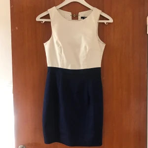 Fin kort klänning - Säljer denna eleganta klänning som jag endast använt vid ett tillfälle. Säljer då den blivit för liten för mig. 